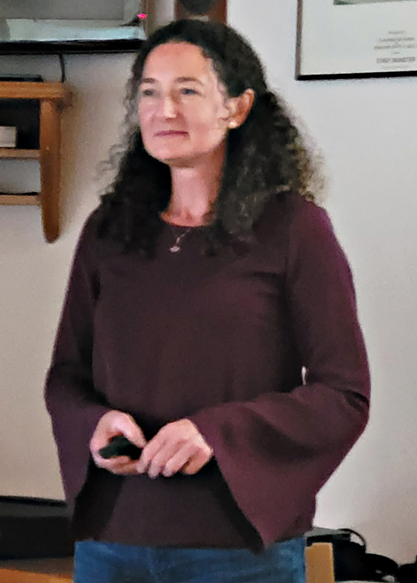 Svenja-Stelse-Heine, Geschäftsführerin der Naturschutzstiftung Heidekreis ist bei ihrem Vortrag zu sehen.
